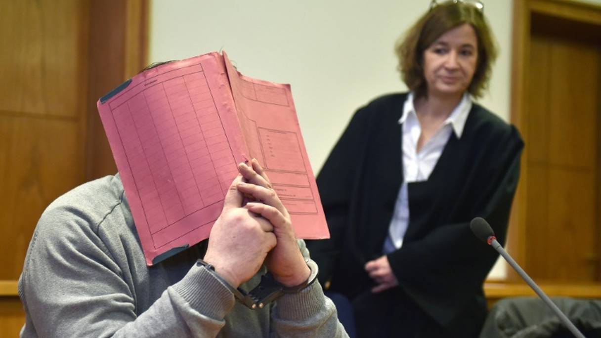 Niels H, près de son avocate Ulrike Baumann, cache son visage avant l'ouverture de son procès à Oldenburg, le 26 février 2015.
