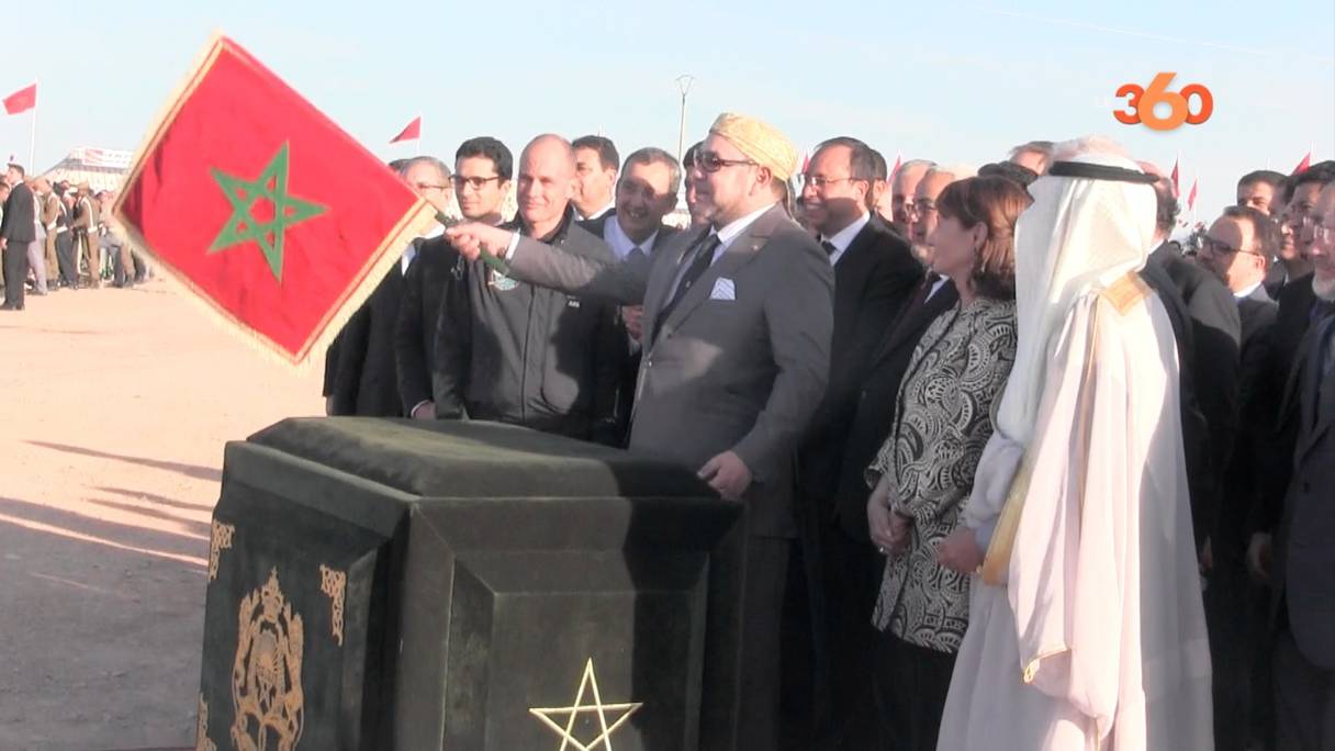 Le roi Mohammed VI sur le chantier du méga-projet solaire "Noor-Ouarzazate".

