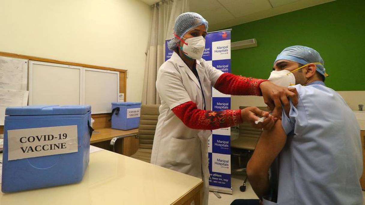 Un homme participe à un exercice de simulation en vue de la campagne de vaccination contre le Covid-19, le 2 janvier 2021, en Inde.
