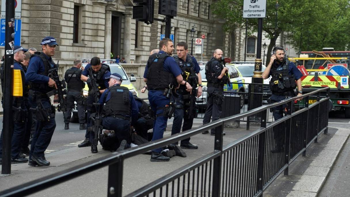 Un homme est plaqué au sol par la police près du parlement de Westminster, le 27 avril 2017 à Londres.

