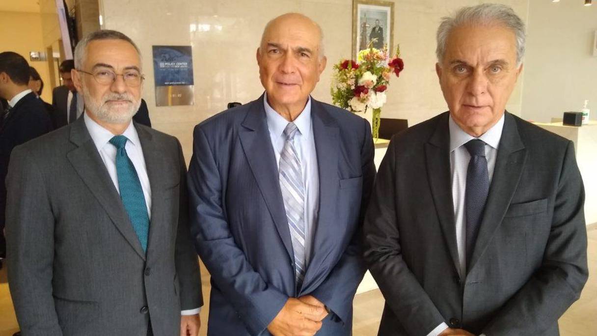 L'ambassadeur du Brésil au Maroc, Julio Bitelli (à gauche), avec à ses côtés le PDG du groupe OCP, Mostafa Terrab, et le ministre brésilien de l'Agriculture, Marcos Montes, à Rabat, le 12 mai 2022. 
