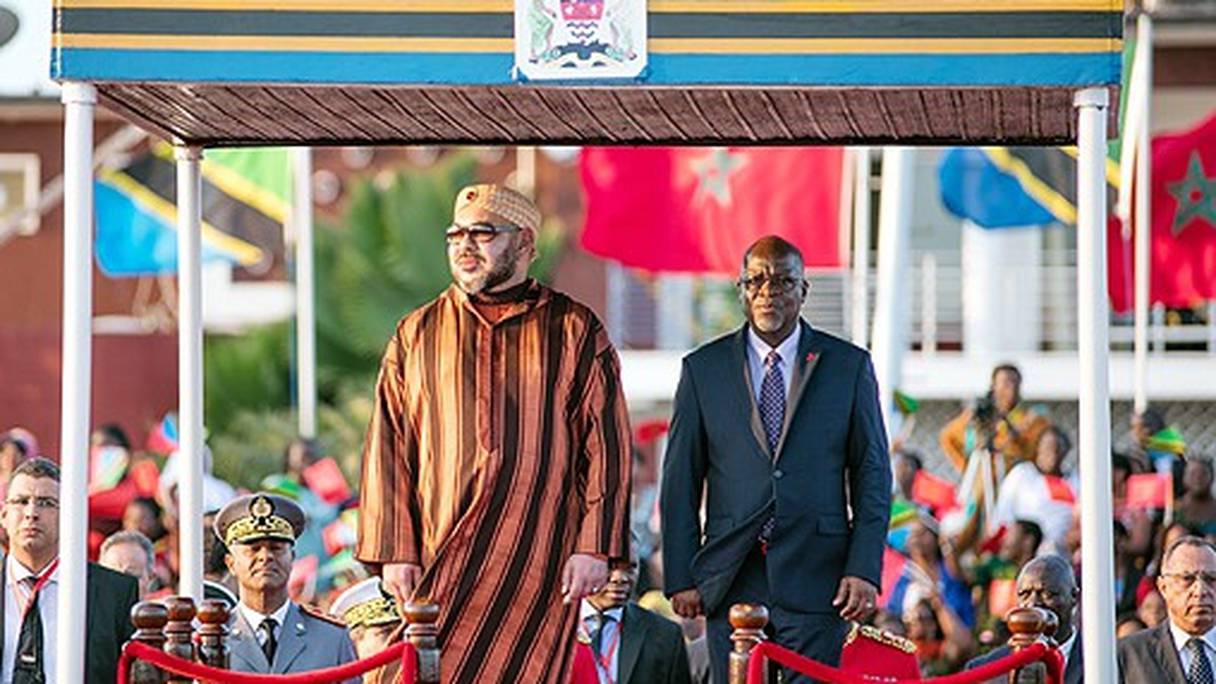 Le roi Mohammed VI reçu par le président John Joseph Magufuli en Tanzanie en octobre 2016. 
