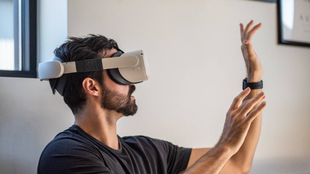 Gavin Menichini, un casque Oculus Quest 2 VR sur la tête, fait une démonstration du programme Immersed Virtual Reality, qui peut être utilisé pour de nombreuses applications, y compris des réunions virtuelles dans les bureaux Immersed, le 28 janvier 2022 à Austin, au Texas.
