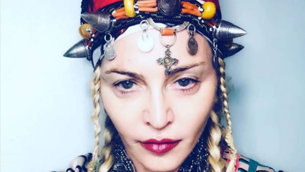 Madonna portant une tenue amazighe à Marrakech.
