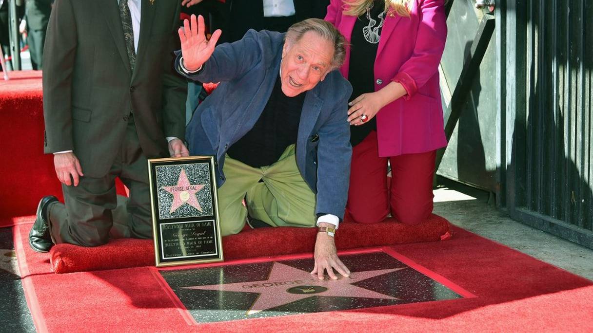George Segall (1934 - 2021) pose devant son étoile au Walk of Fame de Hollywood, le 14 février 2017. 
