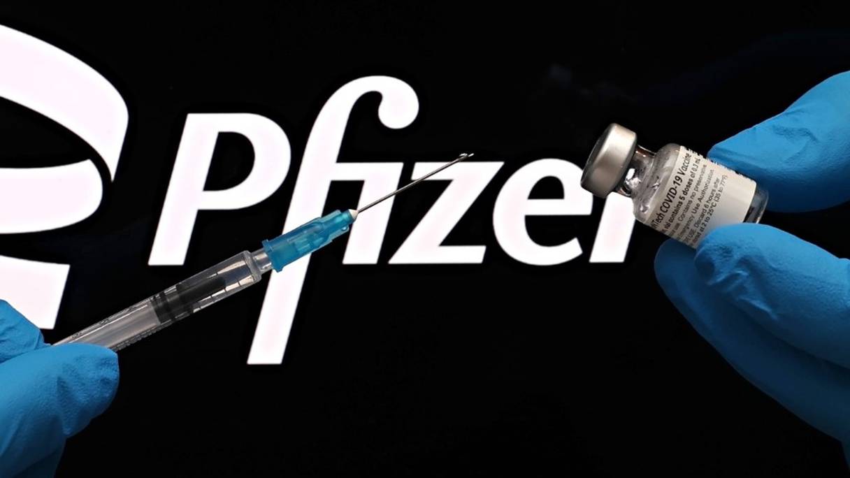 Dans cette illustration photo, une seringue médicale et des flacons de la société pharmaceutique américaine Pfizer et des logos de la société de biotechnologie allemande BioNTech, le 3 octobre 2021 à New York.

