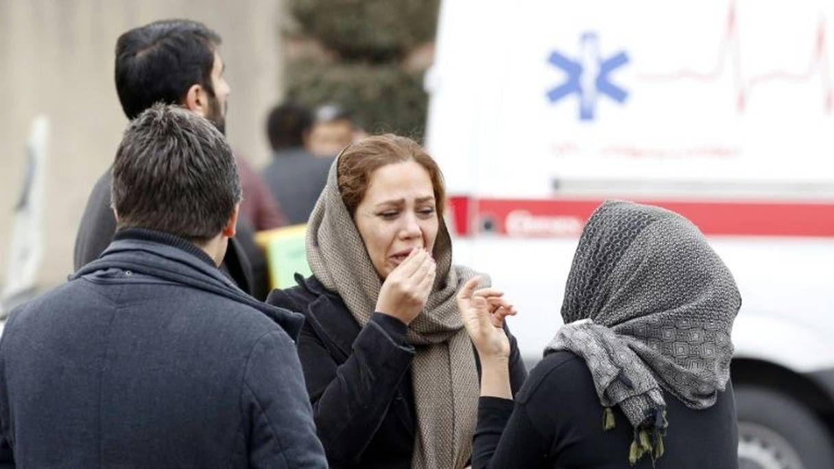Des proches des passagers d'un avion iranien qui s'est écrasé dimanche 18 février 2018 réunis devant une mosquée de Téhéran.
