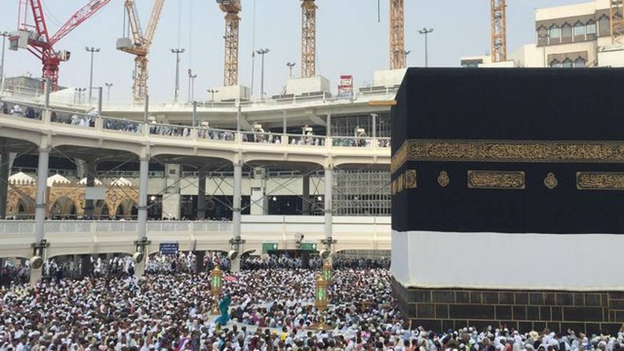 Des pèlerins musulmans font le tour de la Kaaba à la Grande Mosquée, à La Mecque. 
