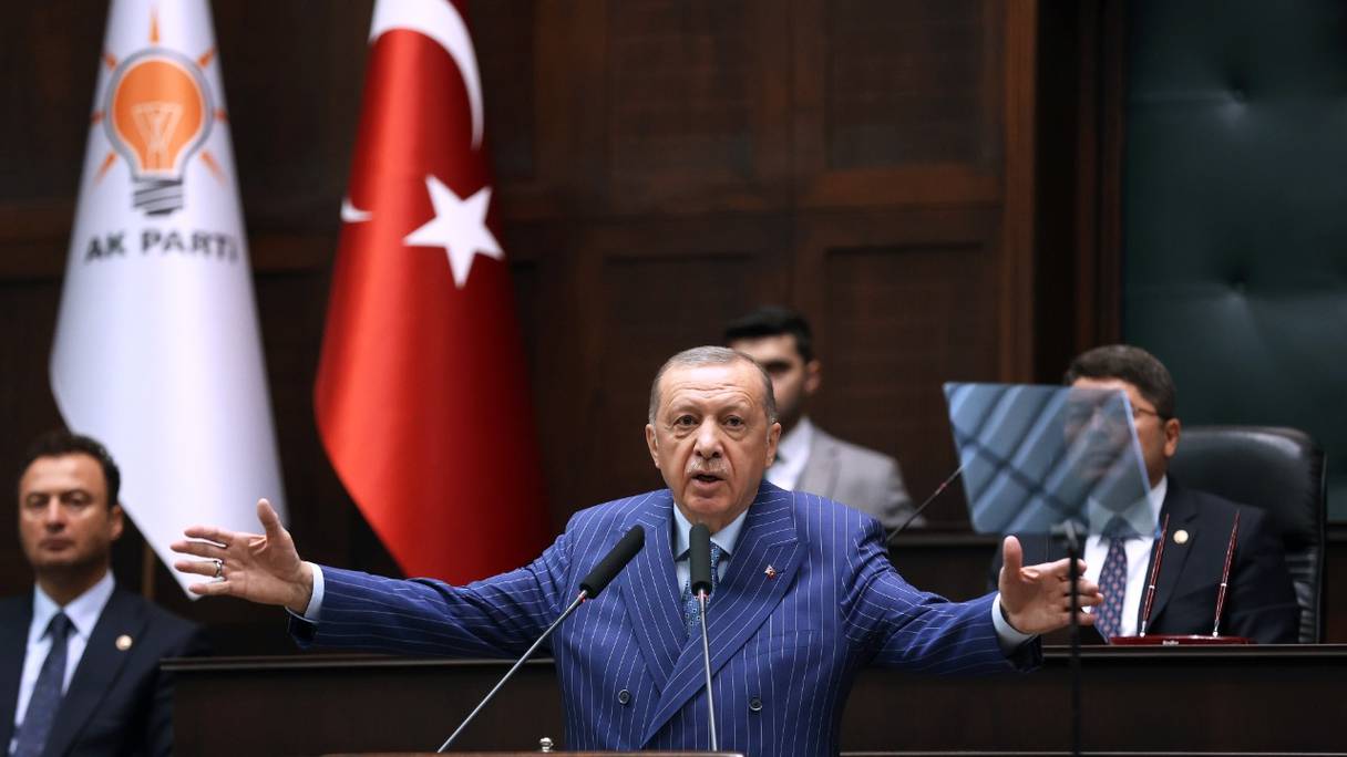 Le président turc et chef du Parti de la justice et du développement (l'AKP) Recep Tayyip Erdogan, prononce un discours au cours de la réunion du groupe parlementaire de son parti à la Grande Assemblée nationale turque, à Ankara, le 15 juin 2022.
