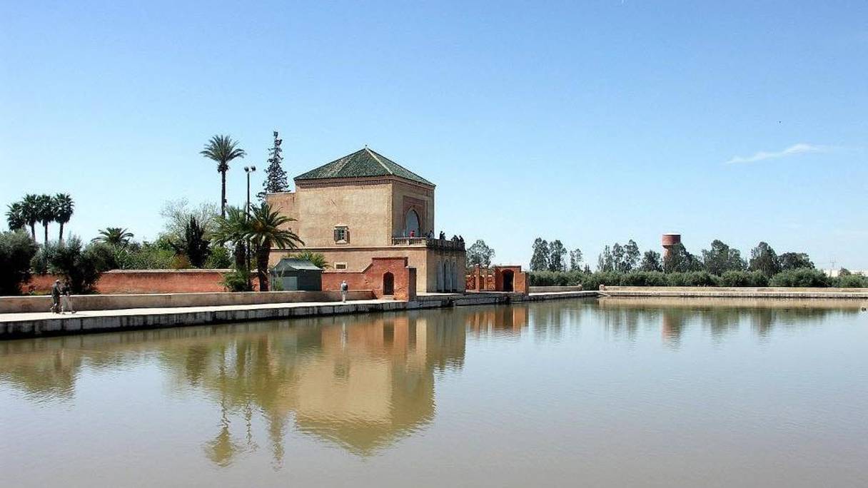 Les jardins de la Menara, à Marrakech. Initiés au XIIe siècle par le sultan Abdelmoumen (dynastie Almohade), leur vaste étendue d'eau a servi de terrain d’entraînement aux soldats pour la baignade, et a créé un lieu propice à des vergers et à l’agriculture.
