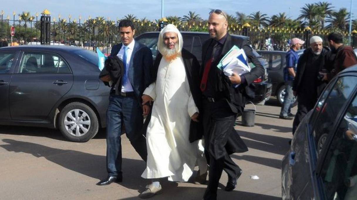 Le salafiste Abou Naim avec ses avocats.
