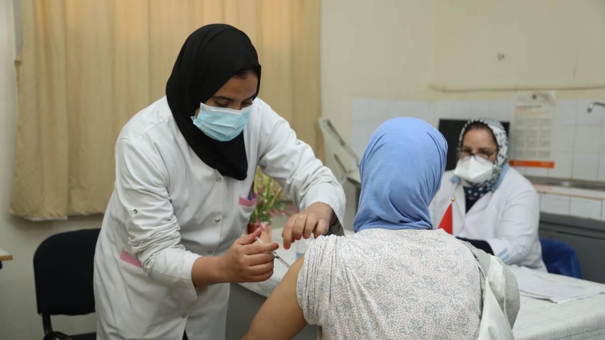 La campagne nationale de vaccination se poursuit dans des conditions sanitaires et organisationnelles optimales à Marrakech, avec l'adhésion des populations cibles à recevoir une troisième dose d'un vaccin anti-Covid-19.  
