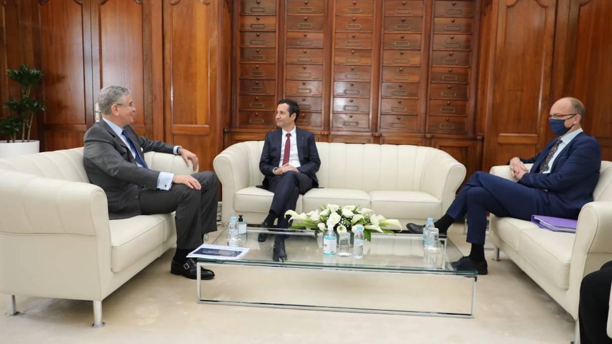 Farid Belhaj (à gauche), VP de la Banque mondiale, lors de sa réception à Rabat, par Mohamed Benchaaboun, ministre des Finances, mercredi 10 mars 2021.
