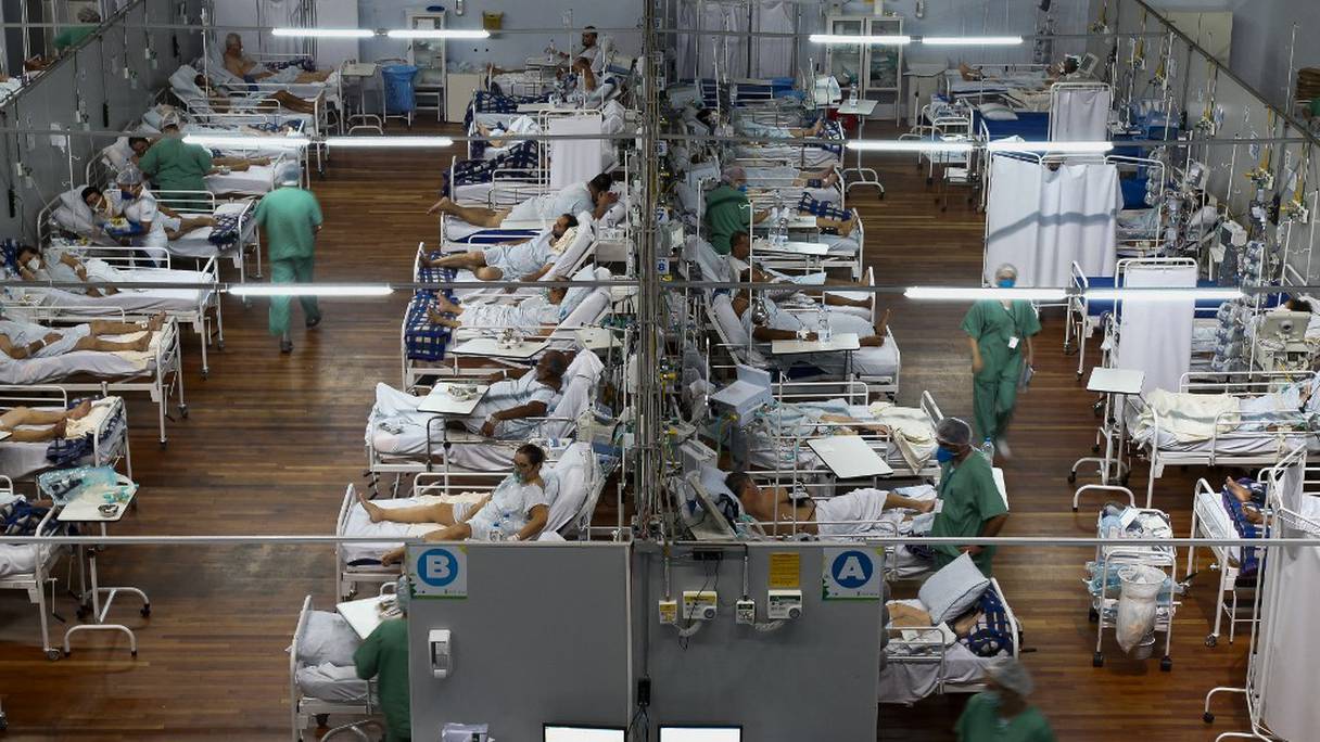 Des patients affectés par le Covid-19 sont alités dans un hôpital de campagne installé dans une salle de sport, à Santo Andre, dans l'Etat de Sao Paulo, au Brésil, le 26 mars 2021.
