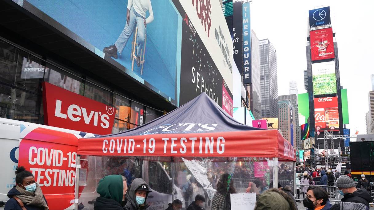 Des personnes font la queue pour un test Covid-19 dans un centre de tests mobiles à Times Square, le 28 décembre 2021 à New York.
