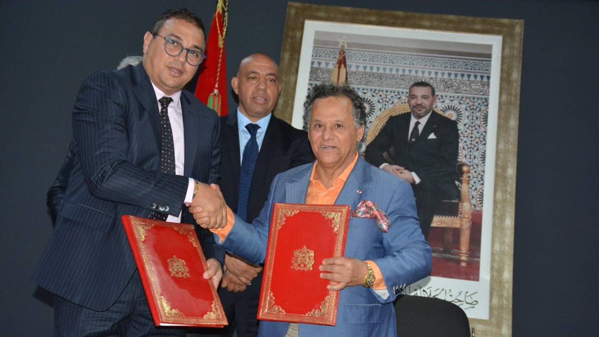 Cérémonie de signature d'une convention de partenariat, relative à la gestion du musée du Géoparc du M'Goun, par le président de la FNM, Mehdi Qotbi, et le président du conseil régional Béni Mellal-Khénifra, Adil Barakat.
