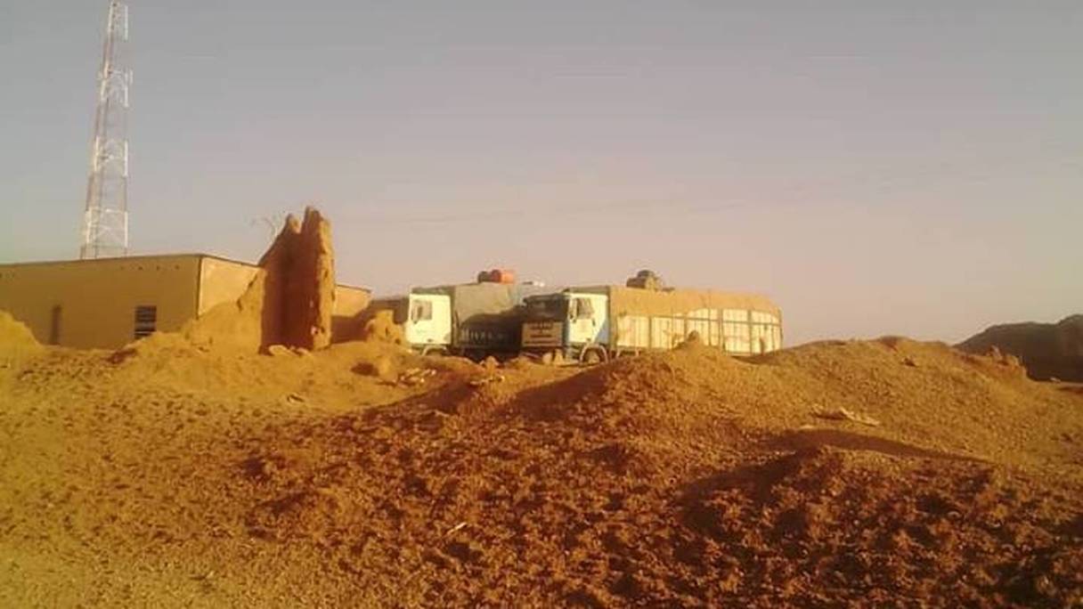 Camions de "commerçanrs" sahraouis bloqués par la douane mauritanienne à Bir Moghreïn.
