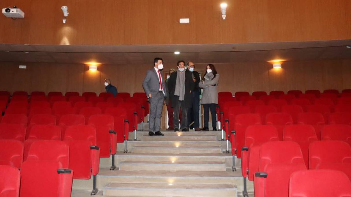 La maire de Casablanca, Nabila Rmili, visite le théâtre Hassani, à Casablanca, le 6 janvier 2022. 
