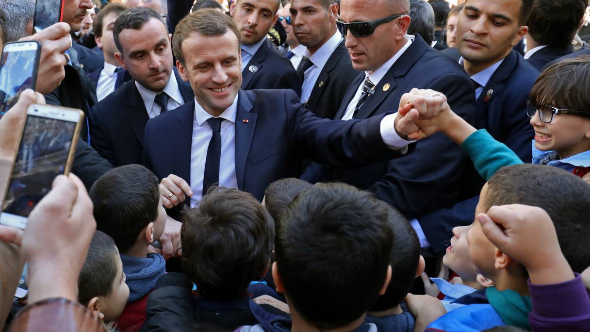 Le président français Emmanuel Macron salue des enfants algériens lors d'une précédente visite officielle, à Alger, le 6 décembre 2017.
