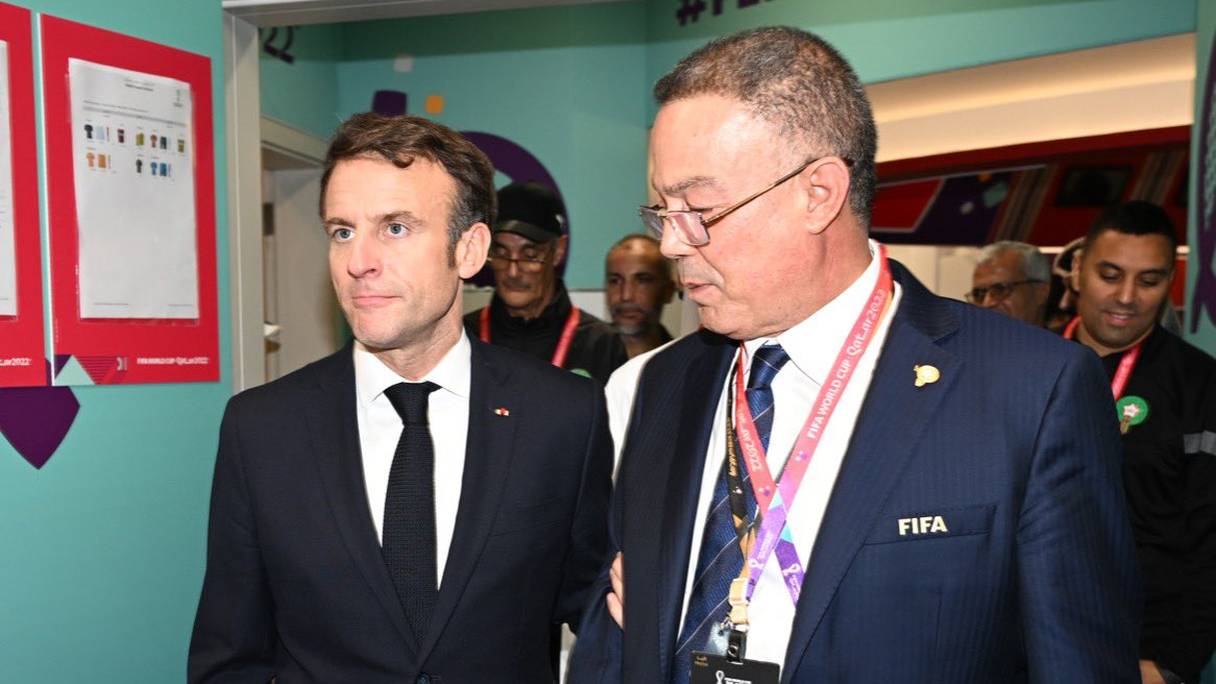 Emmanuel Macron et Fouzi Lekjaa à l'issue du match France-Maroc, le 14 décembre 2022
