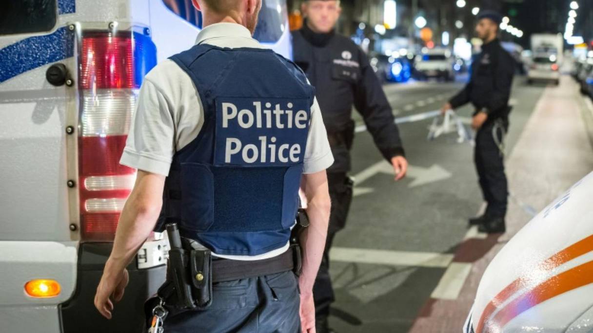 Des policiers sur le lieu de l'attaque au couteau contre des militaires à Bruxelles. 
