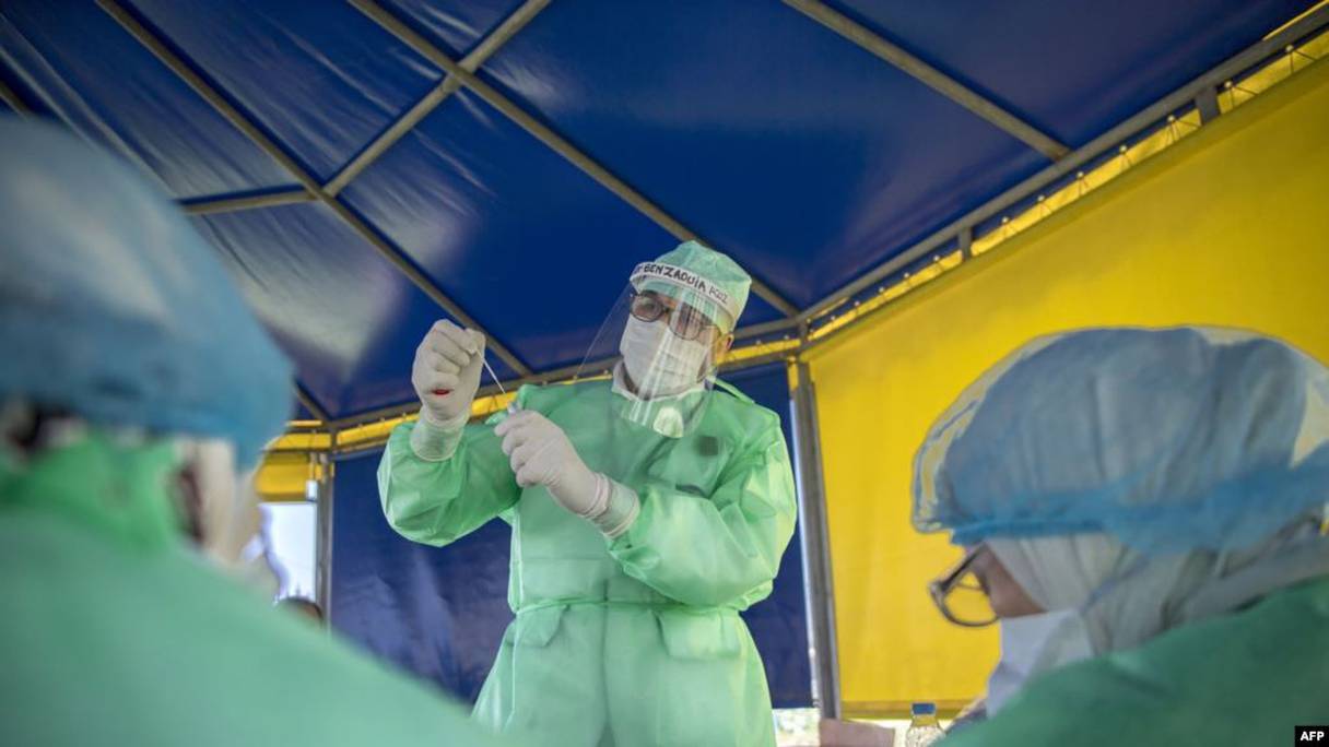 Un travailleur médical emballe un échantillon de test Covid-19 à Rabat, le 27 mai 2020.

