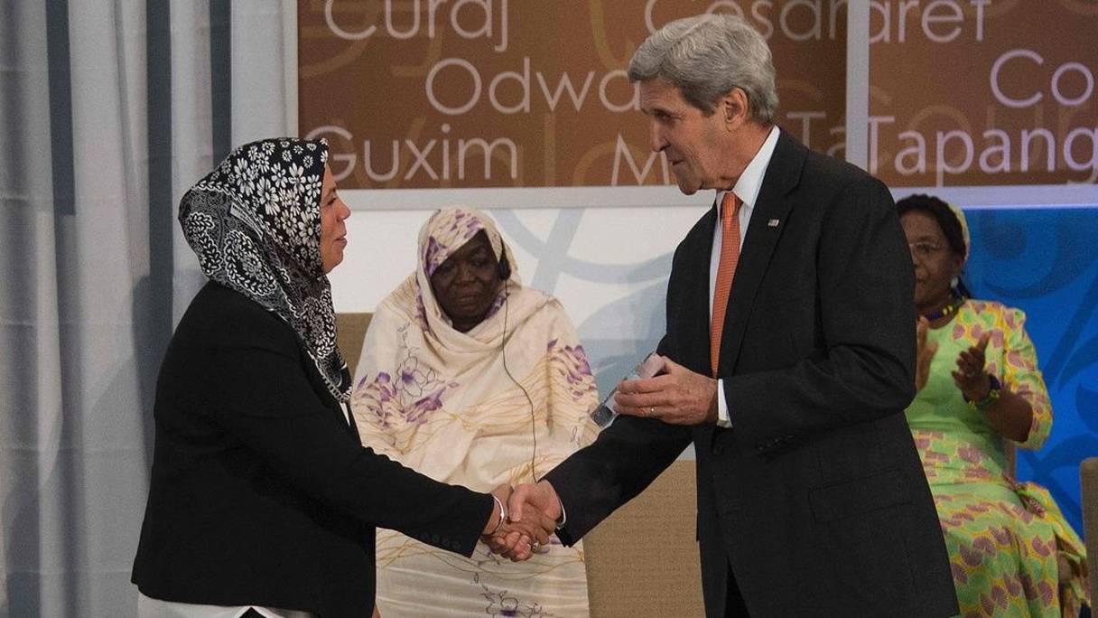 Latifa Ibn Ziaten et le secrétaire d'Etat américain John Kerry, en 2016.
