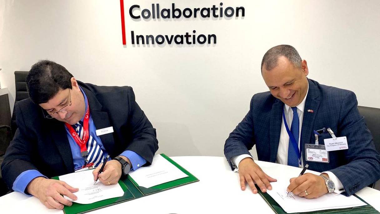 Le ministre de l’Industrie et du Commerce, Ryad Mezzour, et le vice-président chaîne d’approvisionnement de Collins Aerospace, Kristopher Pinnow, ont signé, lundi 18 juillet 2022, un protocole d’accord.
