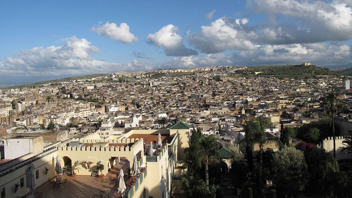 Fès (Maroc septentrional, entre le massif du Rif et le Moyen Atlas). Centre historique du Royaume, elle est fondée par Idris Ier en 789, dans l'actuel quartier des Andalous. En 808, le régent Rashid Ben Morshid fonde «al-Aliya» sur l'autre rive de l'oued Fès.
