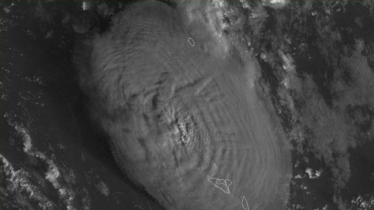Une image prise du satellite NOAA GOES-West le 15 janvier 2022 montre l'éruption volcanique qui a provoqué un tsunami aux Tonga. L'éruption a été si intense qu'elle a été entendue sous forme de «forts sons de tonnerre» à Fidji, à plus de 800 km.
