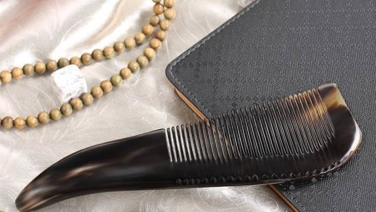 Le peigne en corne traditionnel, un must pour la beauté des cheveux.
