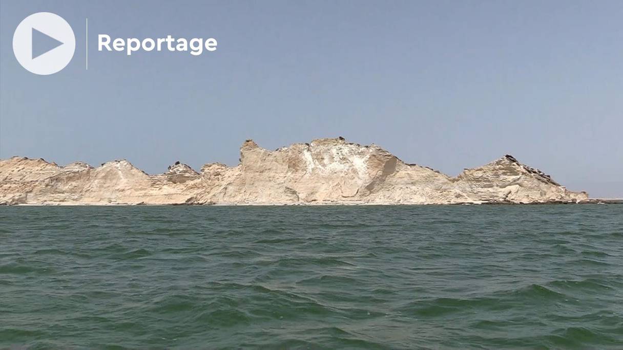 L'île de Truk, ou "île du Dragon", se trouve à quelques brasses de la côte marocaine, à 25 km de Dakhla. 
