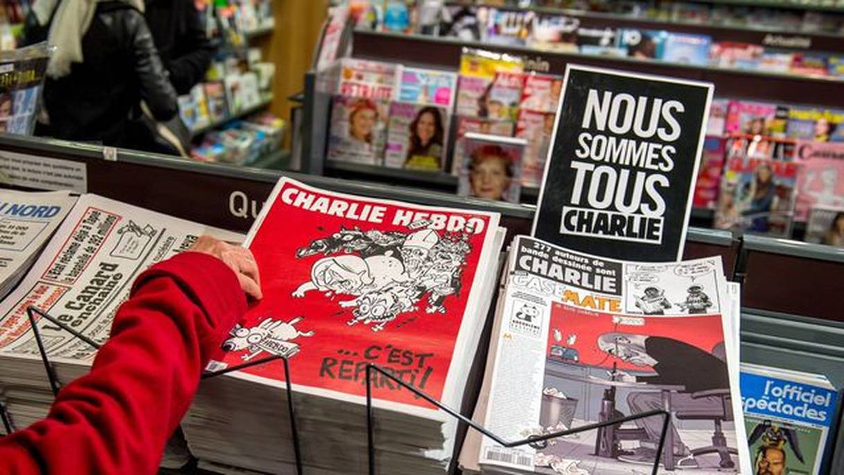 Une couverture de Charlie Hebdo dans un kiosque.
