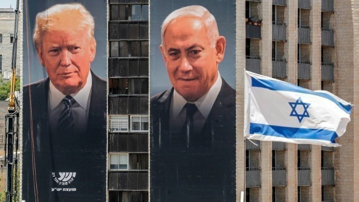 Des portraits géants du Premier ministre israélien, Benjamin Netanyahu, et du président américain Donald Trump, le 10 juin 2020 à Jérusalem.
