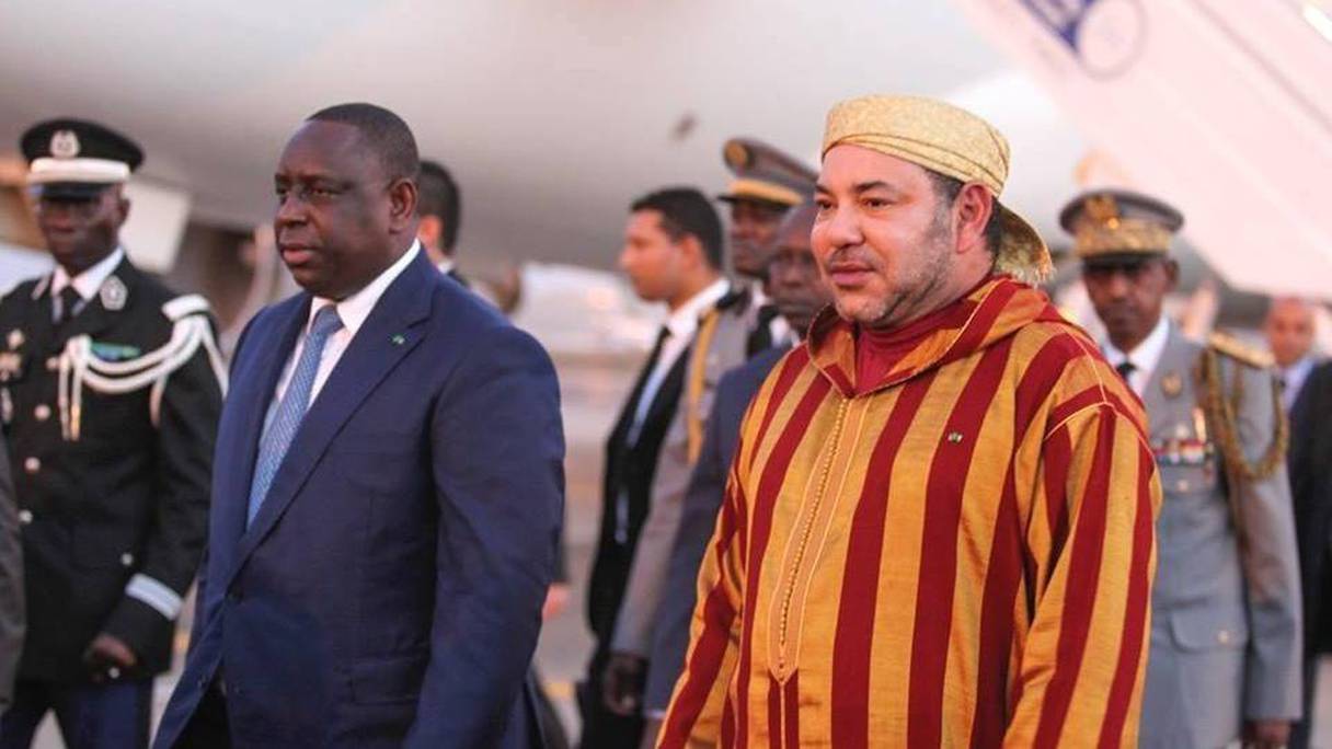 Le roi Mohammed VI, accueilli à son arrivée hier à l'aéroport Léopold-Sédar-Senghor à Dakar, par le président sénégalais Macky Sall. 
