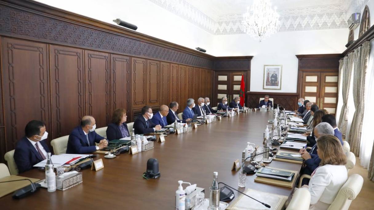 Réunion du Conseil de gouvernement, sous la présidence de Aziz Akhannouch (à l'arrière-plan), le 25 août 2022 à Rabat.
