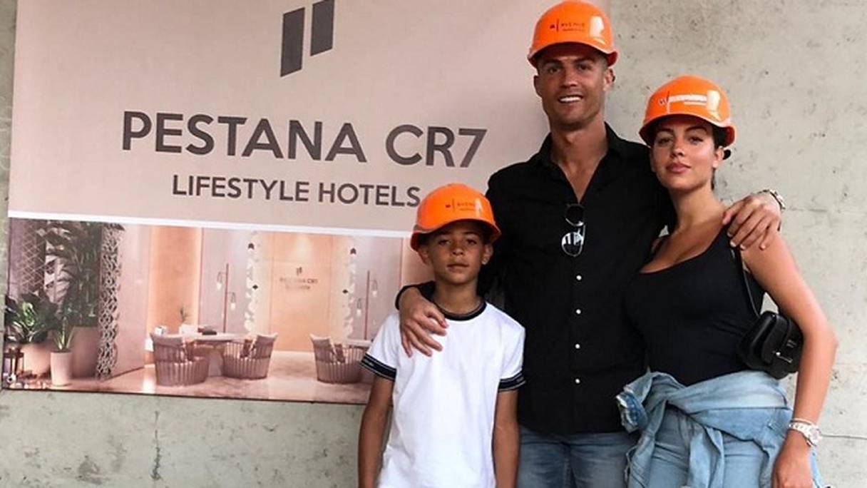 Cristiano Ronaldo, sa compagne Georgina Rodriguez et son fils Cristiano Jr., lors d'une visite de chantier de son hôtel Pestana CR7 à Marrakech, en mai 2019.
