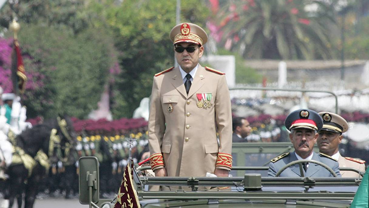 Le Roi, Chef Suprême et Chef d'Etat-Major Général des Forces Armées Royales.
