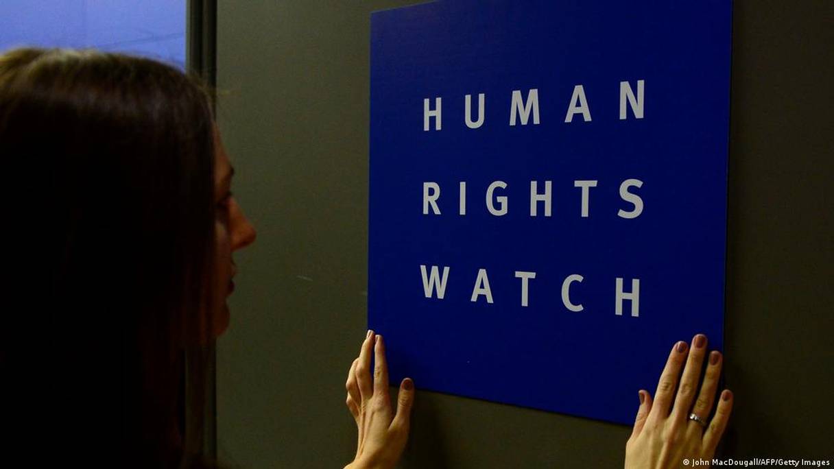 Une pancarte de l'ONG Human Rights Watch. Photographie d'illustration.
