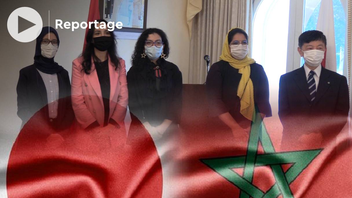Quatre Marocaines, sélectionnées pour un programme d'octroi de bourses du Japon, l'«Africain Business Education (ABE) Initiative for the Youth», sont ici reçues à Rabat, le 27 octobre 2021, par l’ambassadeur du Japon au Maroc, Shinozuka Takashi (à droite).
