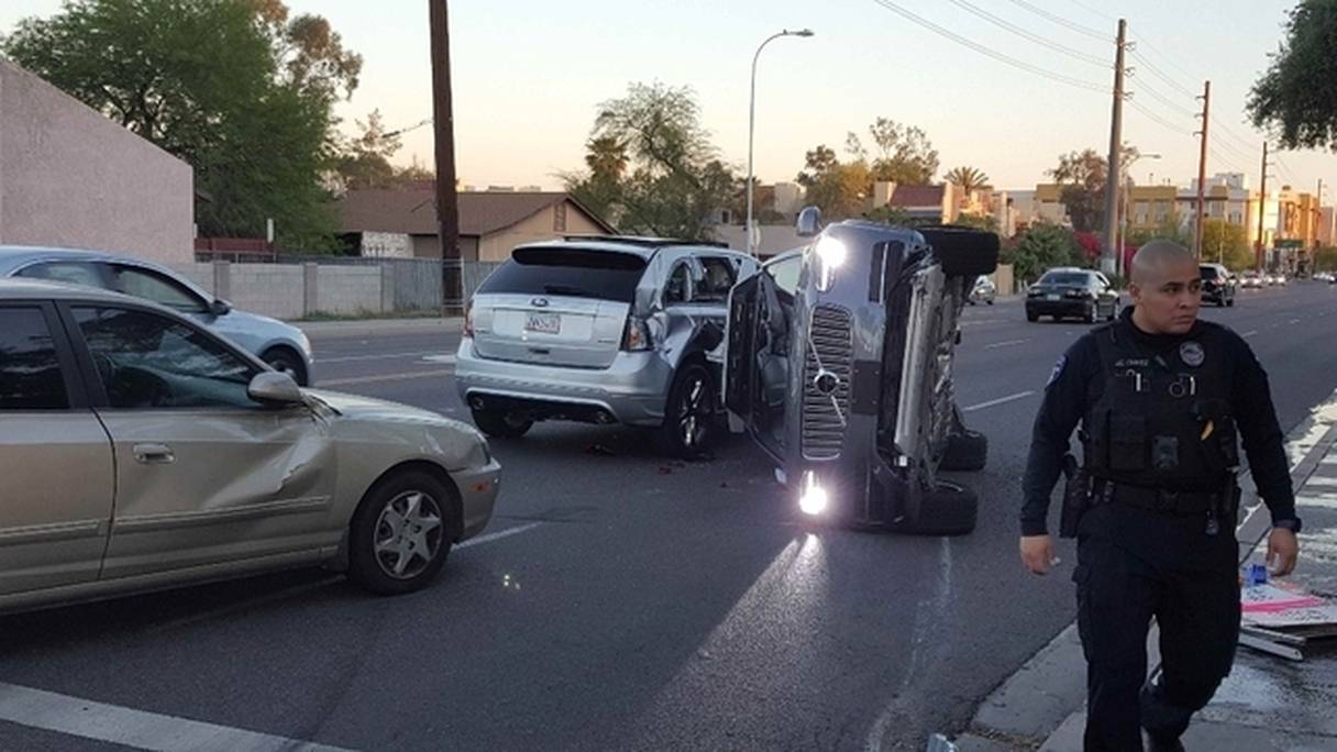 L'entreprise californienne suspend ses essais après un accident entre une voiture sans chauffeur et un véhicule traditionnel.
