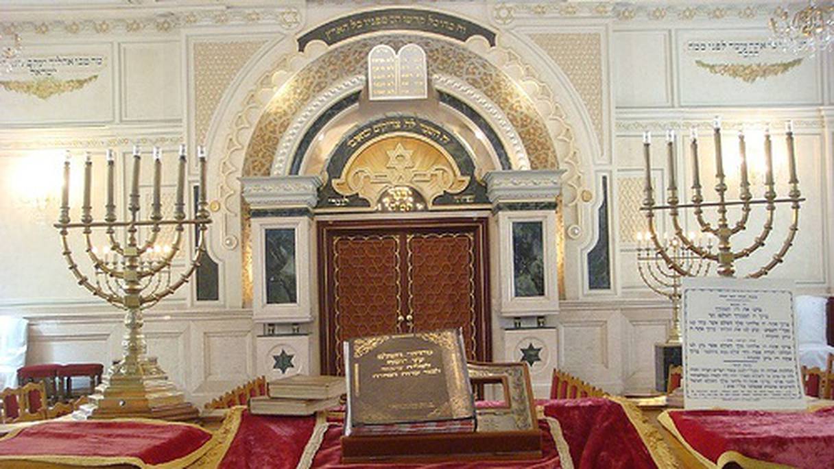 Menoras et Torah sur l'autel d'une synagogue du Maroc. 
