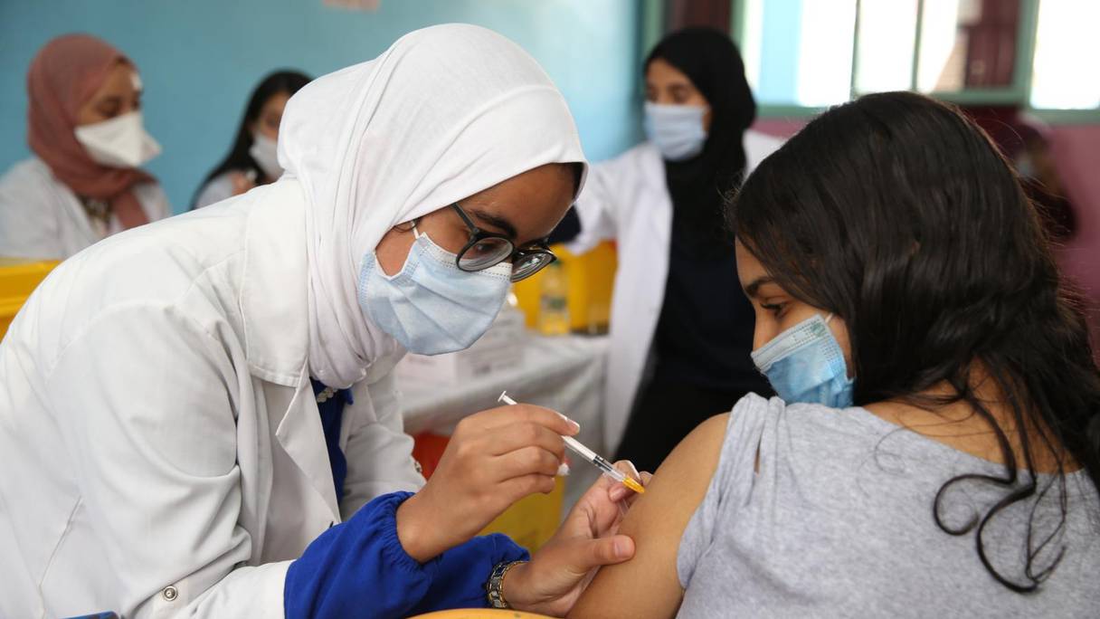 Une jeune adolescente reçoit sa deuxième dose de vaccin anti-Covid-19, dans un centre de vaccintation à Fès, le jeudi 23 septembre 2021.
