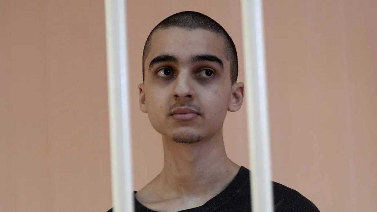 Le jeune marocain Brahim Saadoun à l'intérieur d'une cellule alors qu'il assiste à une audience à Donetsk, dans la République séparatiste pro-russe de Donetsk, le 7 juin 2022.
