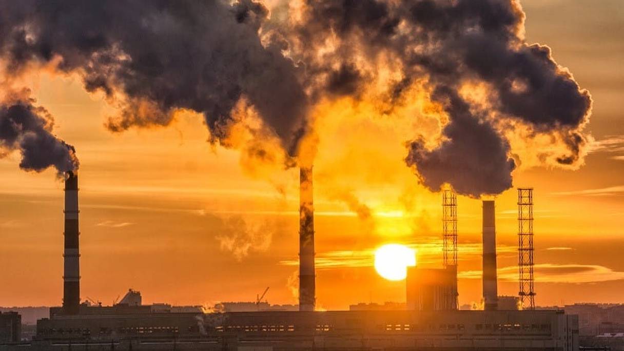Emission de gaz à effet de serre, à cause d'une activité industrielle. La concentration dans l'atmosphère de dioxyde de carbone (CO2), responsable de près de 65% de l'effet de serre d'origine anthropique, a augmenté de 47% depuis 1750. 
