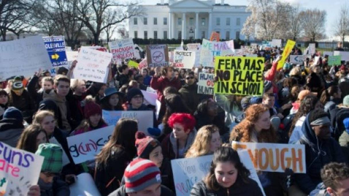 Des centaines de collégiens et de lycéens se sont rassemblés devant la Maison-Blanche à Washington, le 14 mars 2018.
