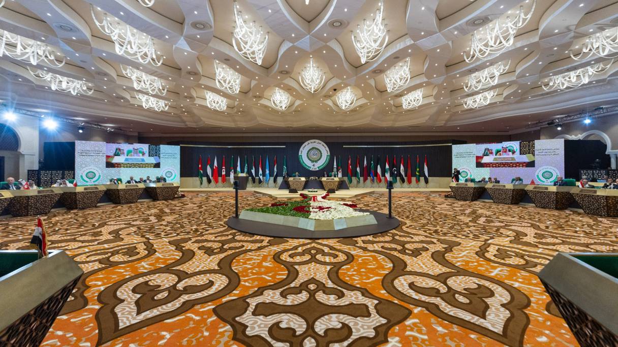 Le Sommet arabe rejette toute forme d'ingérence dans les affaires internes des pays arabes.
