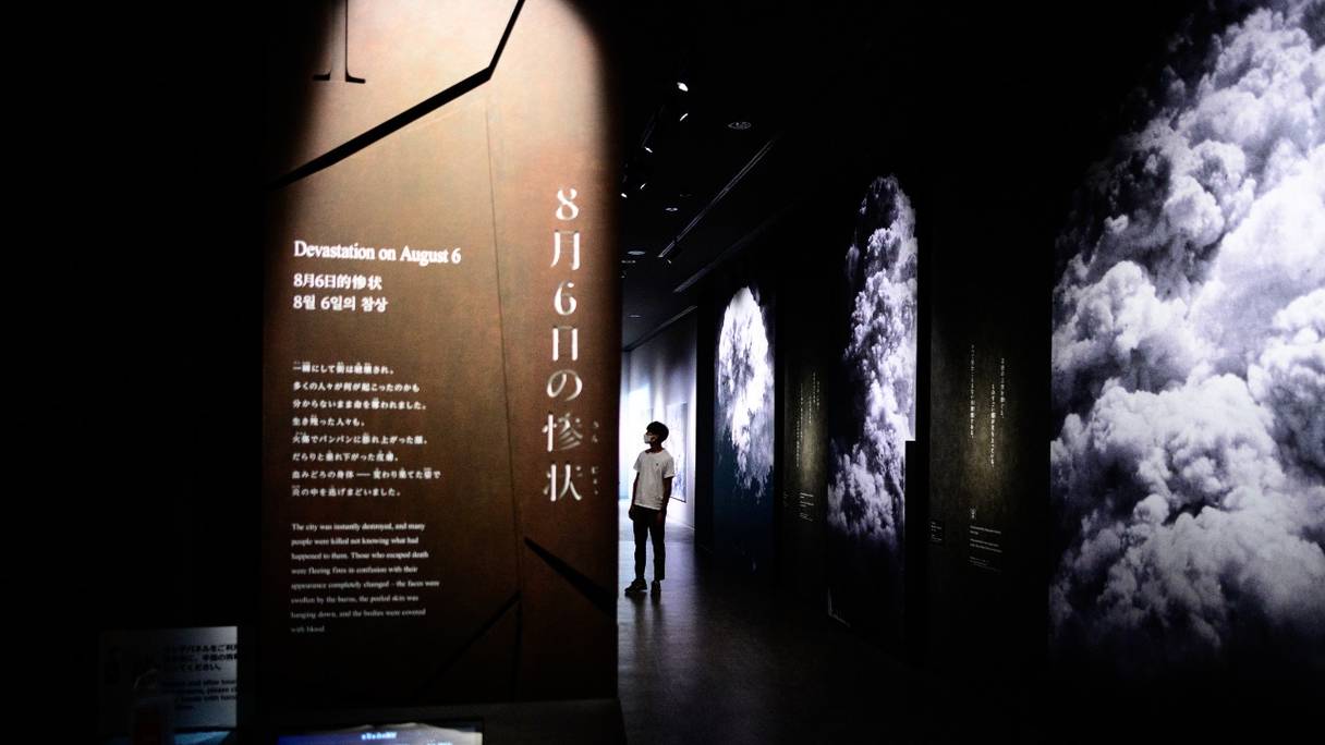 Un homme visite le musée du mémorial de la paix d'Hiroshima, à Hiroshima, le 5 août 2020. Les 6 & 9 août 1945, la première attaque à la bombe atomique au monde avait visé les villes japonaises d'Hiroshima et de Nagasaki.
