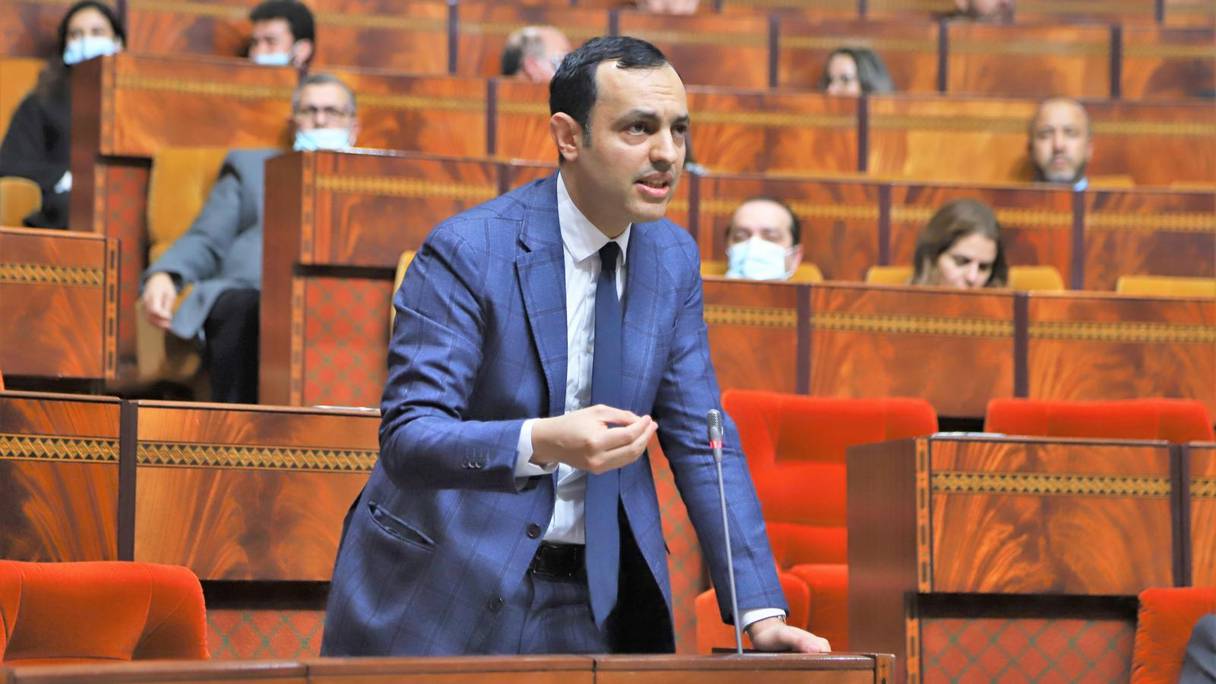 Le ministre de l'Inclusion économique, de la Petite Entreprise, de l'Emploi et des compétences, Younes Sekkouri, répondant à une question orale à la Chambre des représentants, le 24 janvier 2022 à Rabat.
