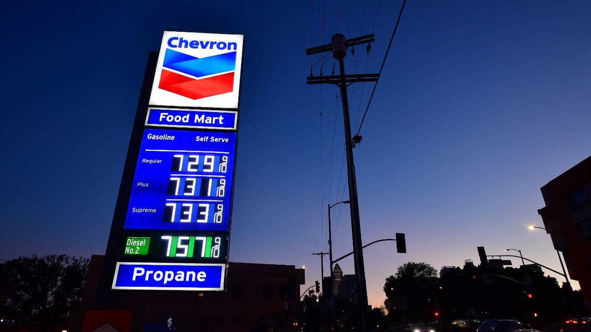 Des prix de l'essence de plus de 7,00 $ le gallon sont affichés dans une station-service du centre-ville de Los Angeles, le 9 mars 2022.
